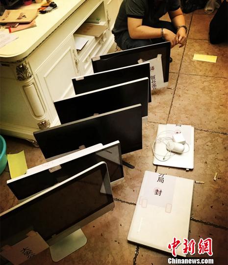 警方查獲的用于賭博的電腦 劉剛 攝